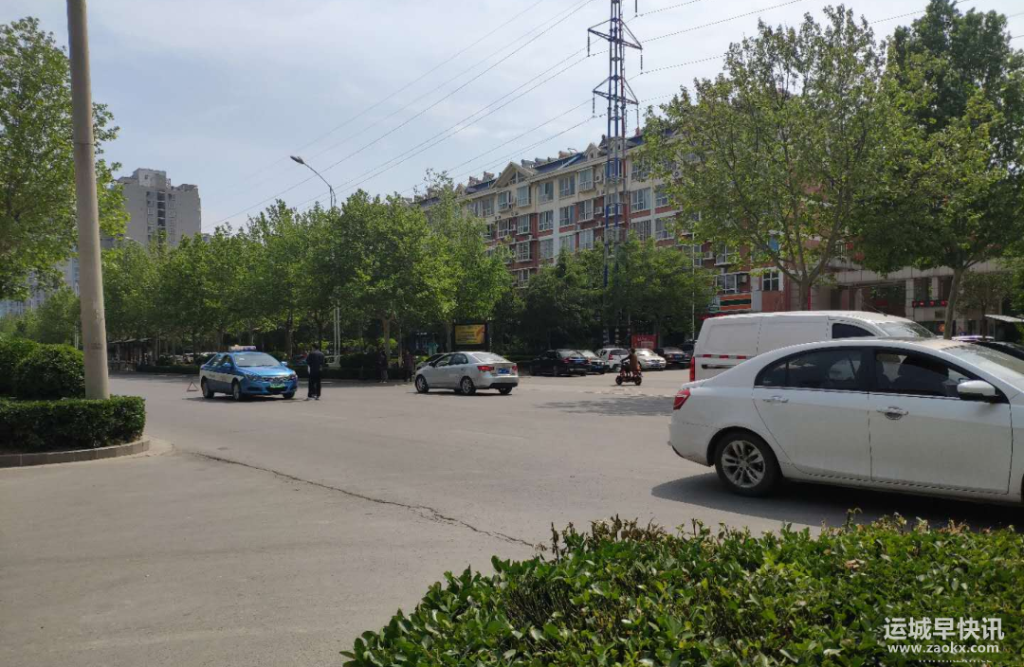 图片[3]-人民北路锦绣花城南区门口，两辆车发生了追尾事故，出租车车头凹陷较严重……-运城早快讯